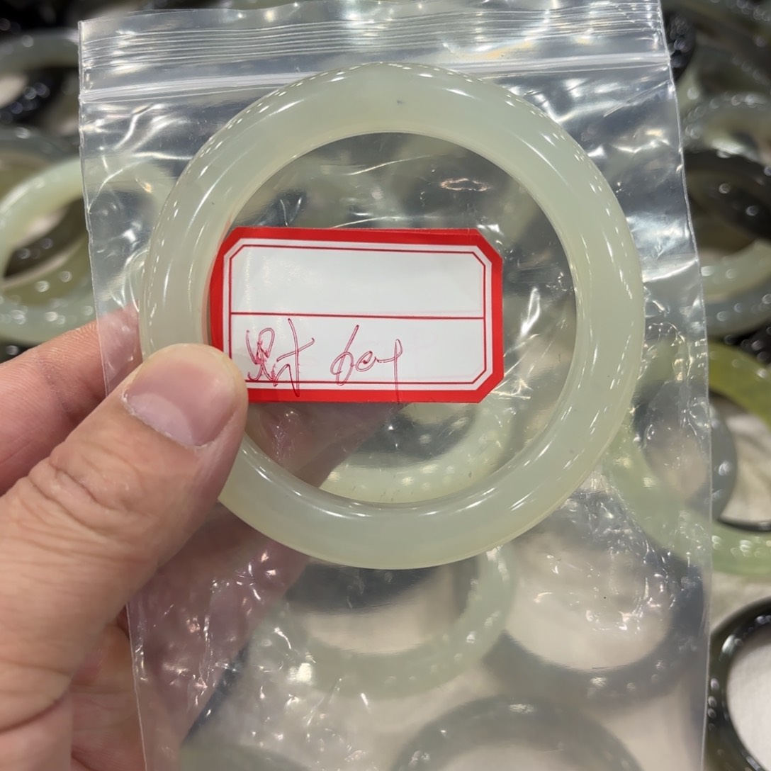 蛇纹石玉手镯未镶嵌财****i