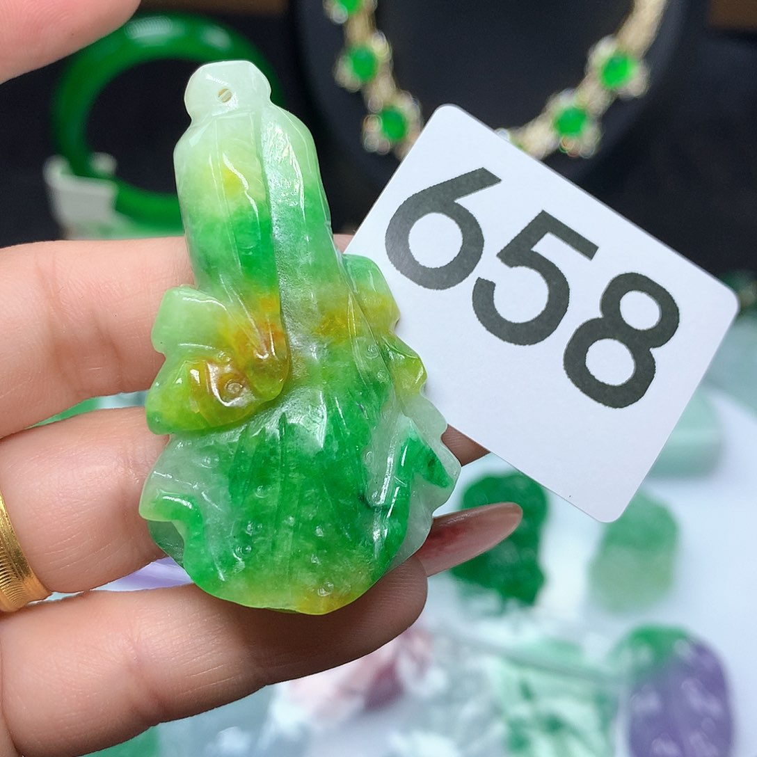 翡翠吊坠(赠链)未镶嵌