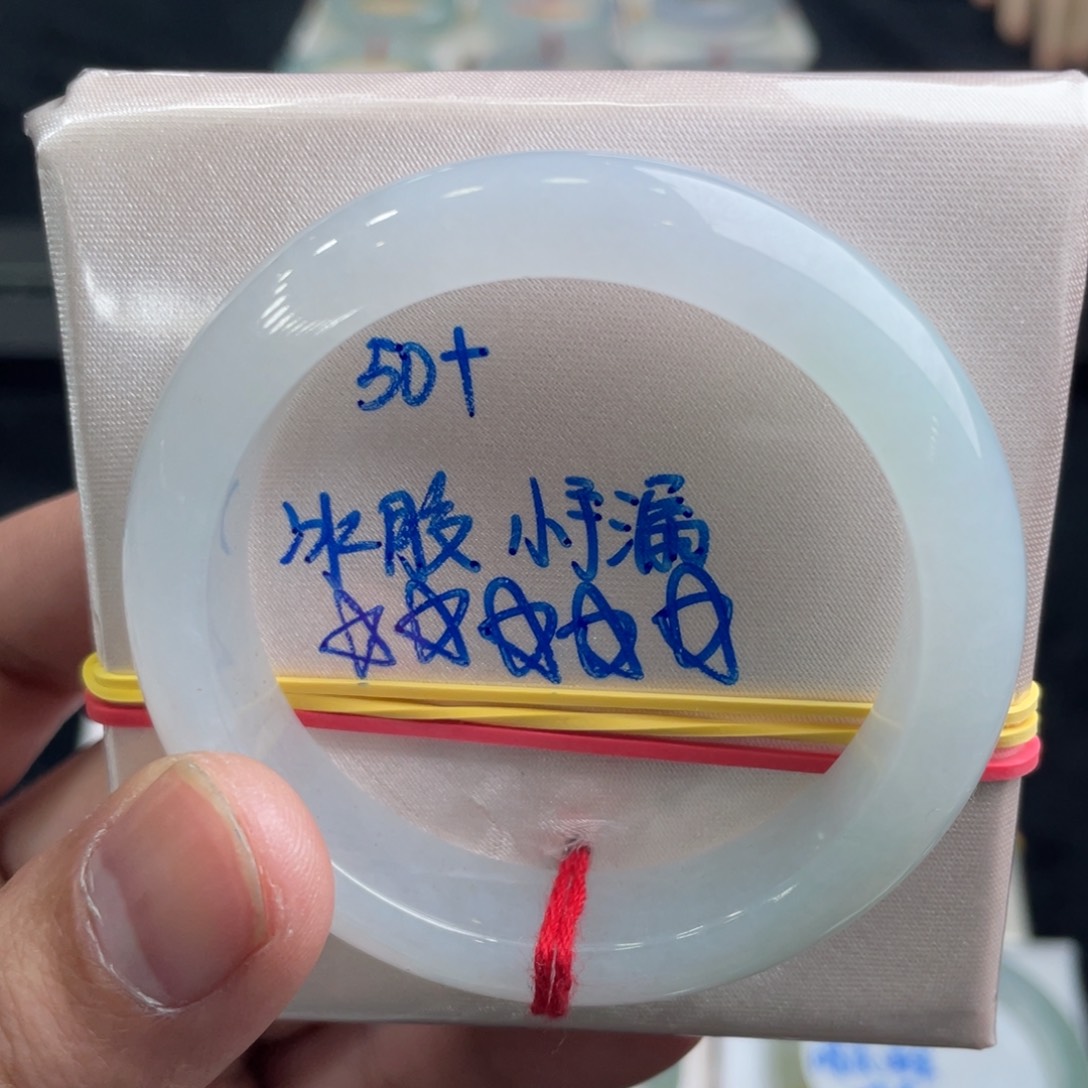 翡翠手镯未镶嵌翡翠手镯