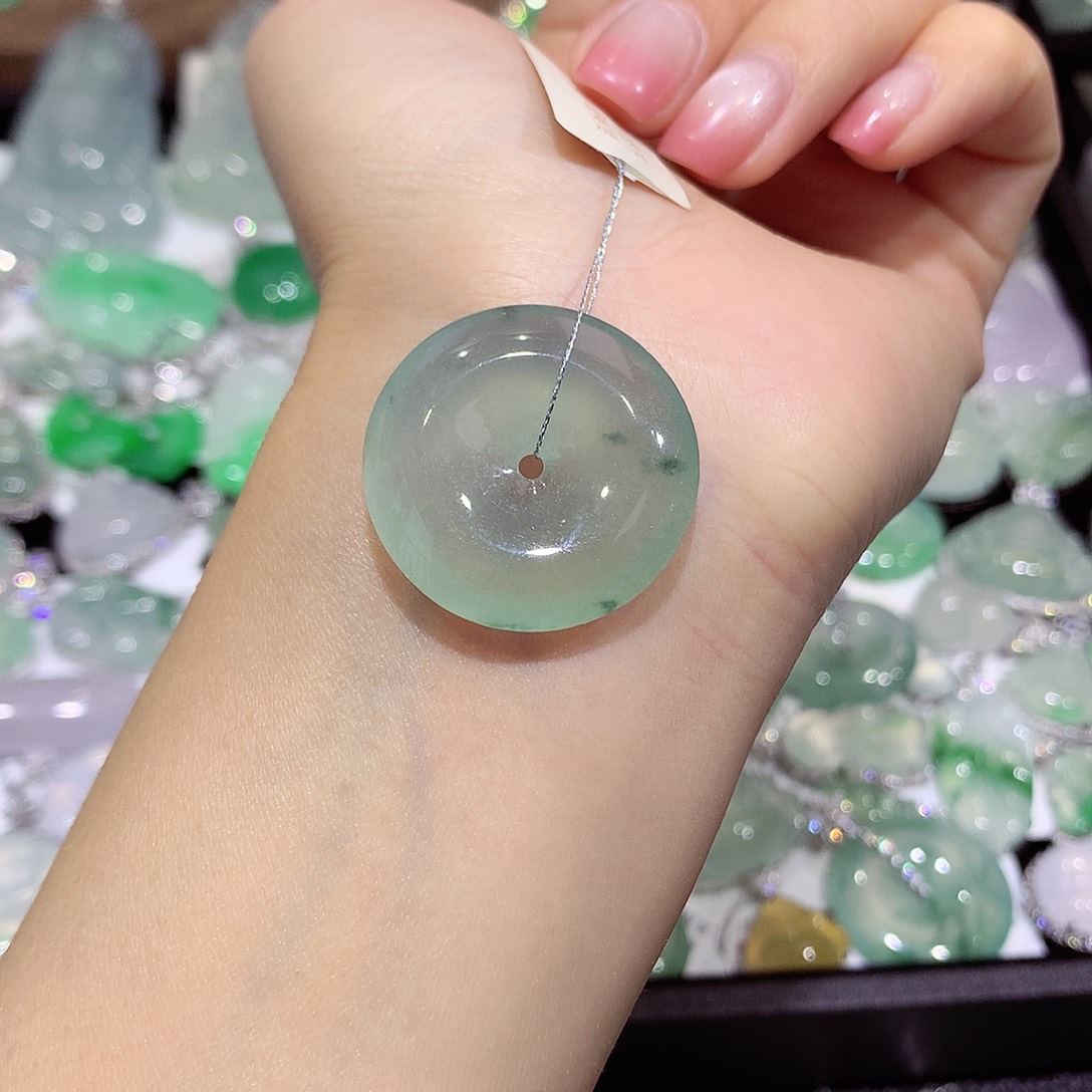 翡翠未镶嵌颈饰扣