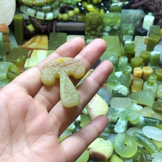 未镶嵌岫玉吊坠苍*