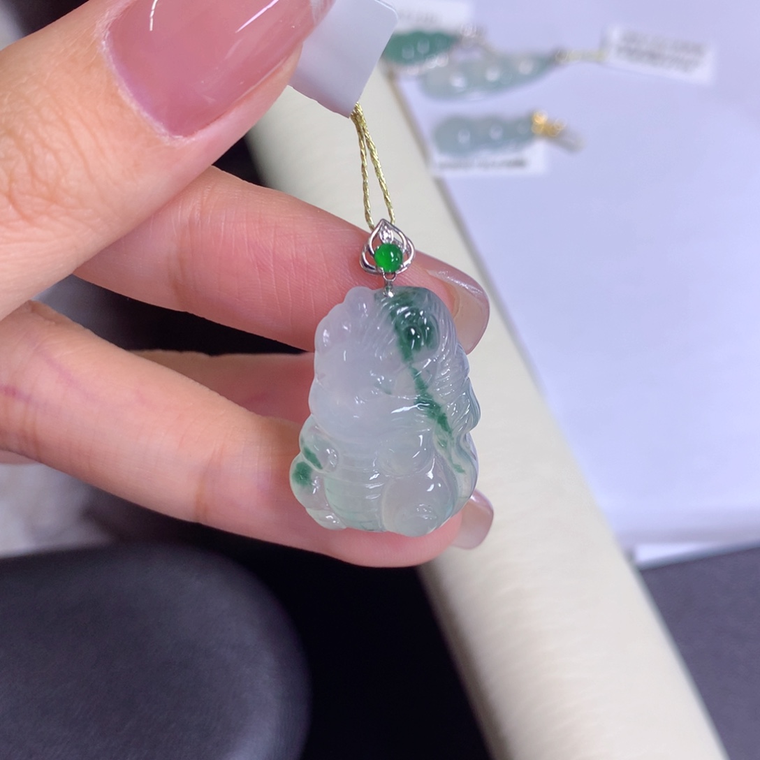 颈饰18K金镶嵌翡翠龙宝宝