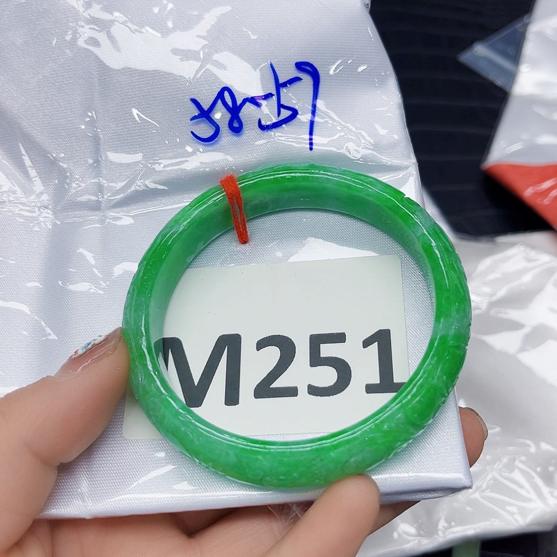 翡翠手镯未镶嵌手镯