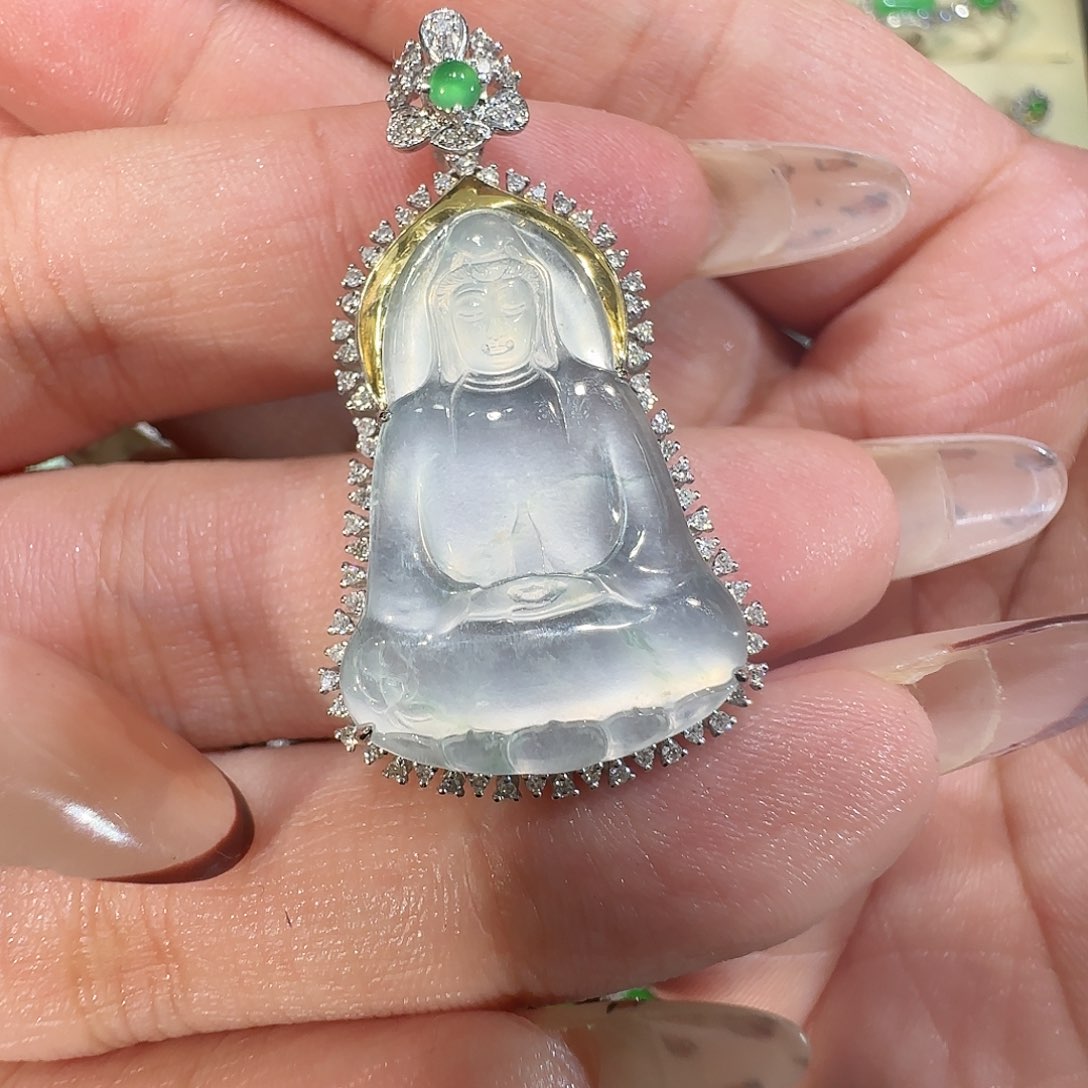 【闪购商品】颈饰18K金镶嵌翡翠凹*