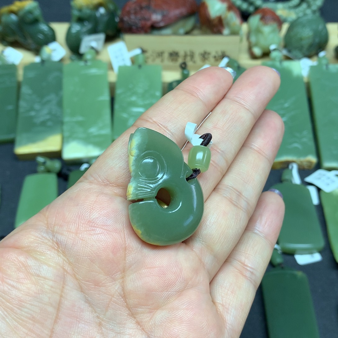 岫岩河磨玉（透闪石质玉）颈饰未镶嵌