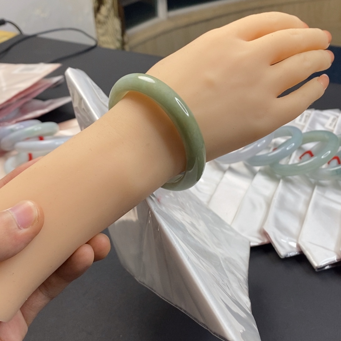 翡翠未镶嵌手镯油青（适合长辈戴）