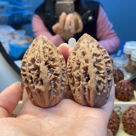 穿***甲把件桃核东北秋子46