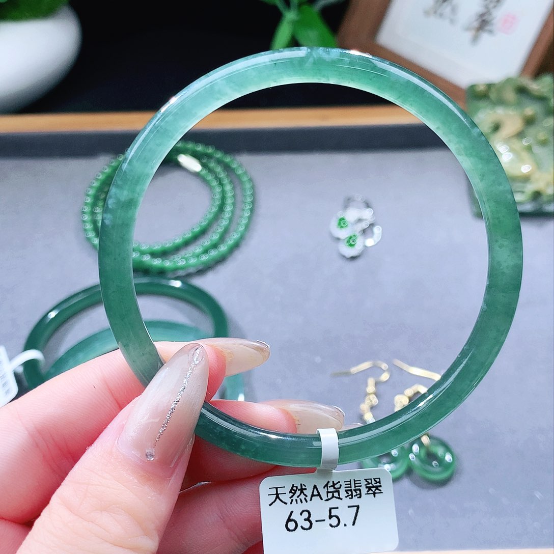 翡翠手镯（圆镯）未镶嵌