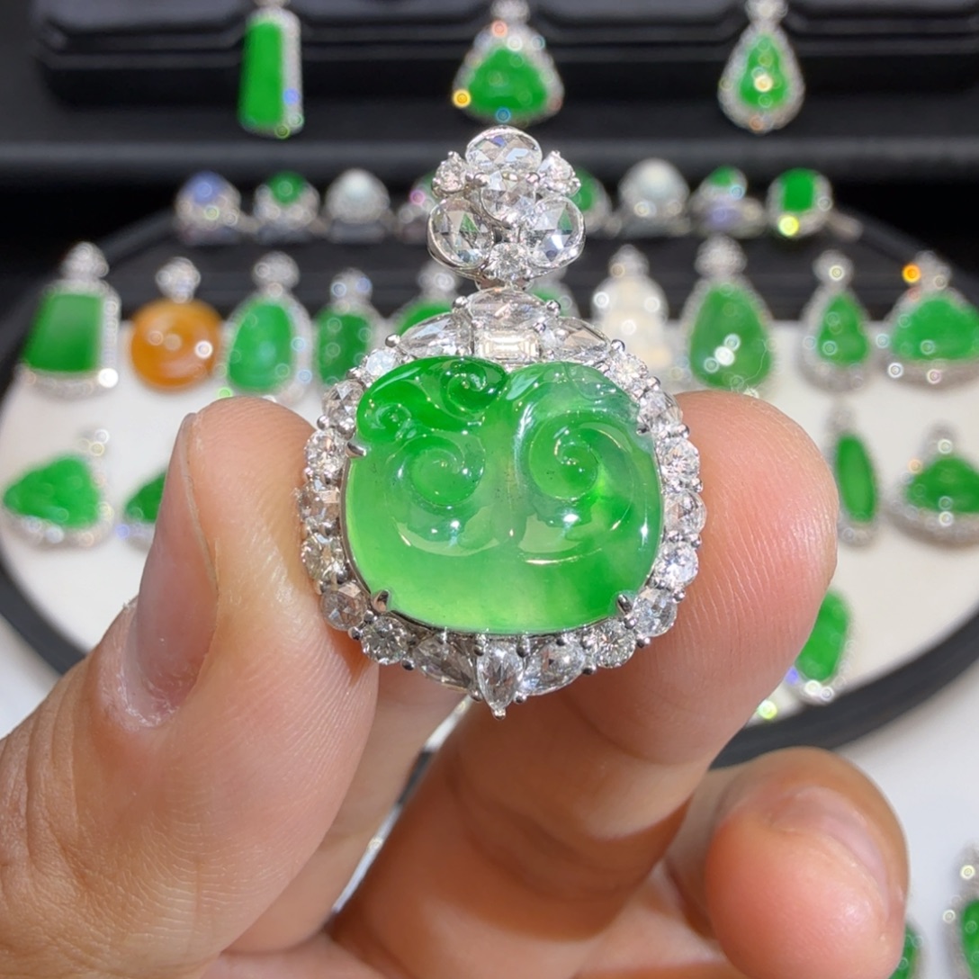 颈饰18K金镶嵌翡翠收到货48小时鉴赏期