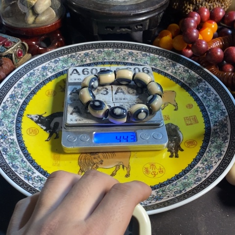 瓷片s****g寻呼台的一个小女孩在一辆