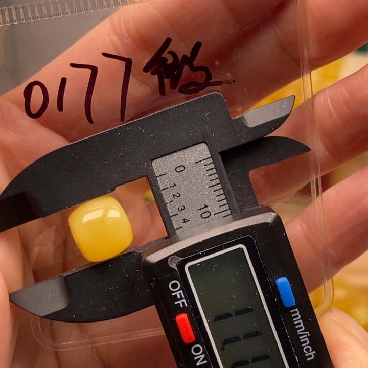 蜜蜡未镶嵌裸石11.1微瑕