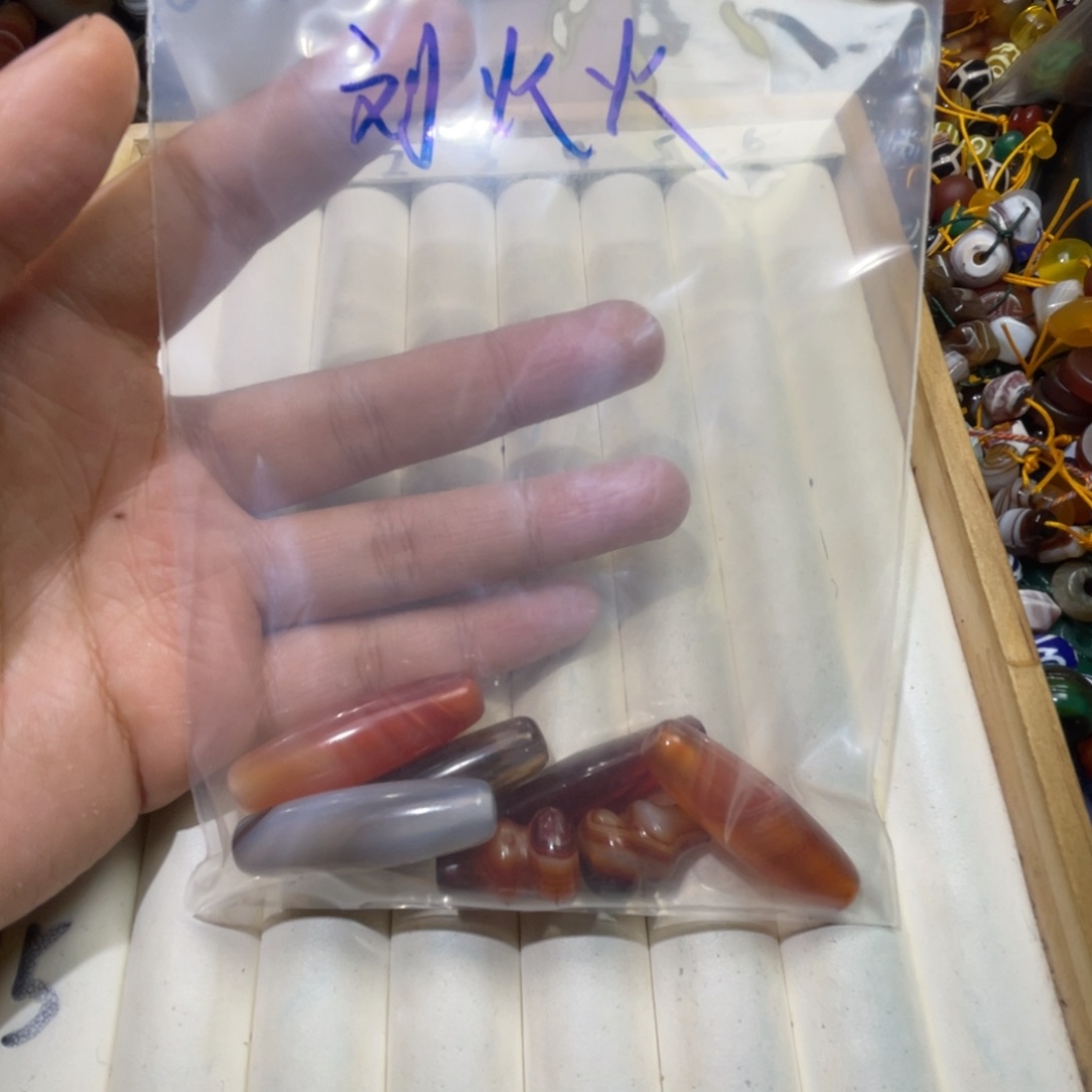 刘****玛瑙/玉髓未镶嵌珠宝半成品