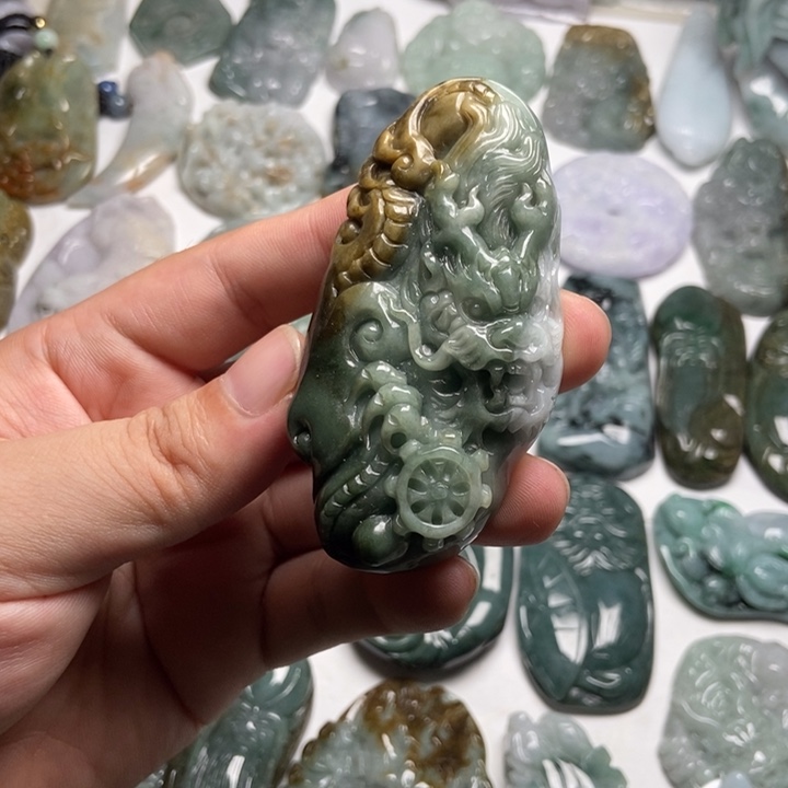 开***好翡翠未镶嵌颈饰龙牌