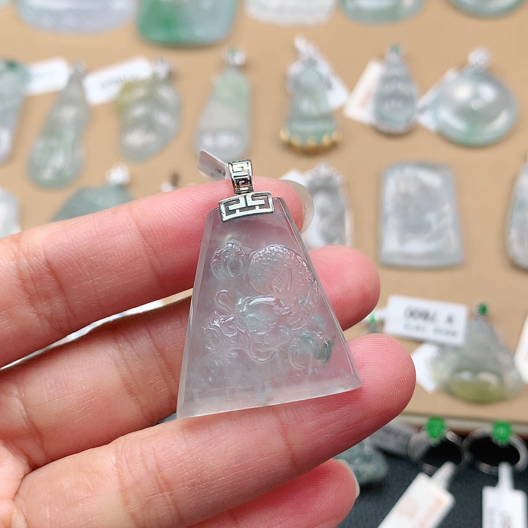 翡翠颈饰18K金镶嵌龙牌