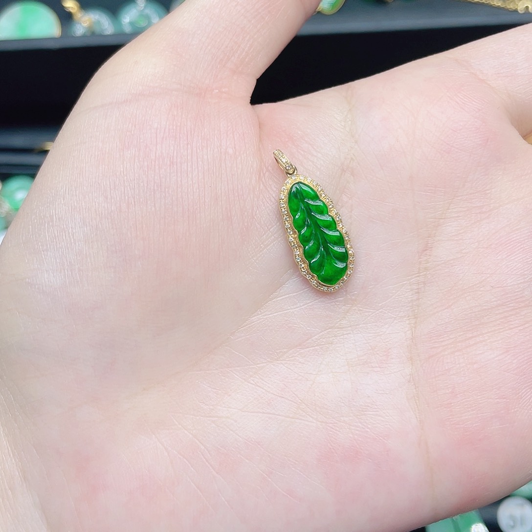 翡翠颈饰18K金镶嵌天然翡翠