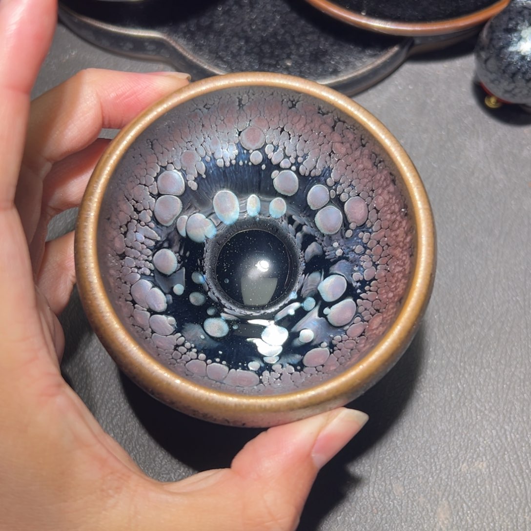 茶盏这个点就困着看电视啦好