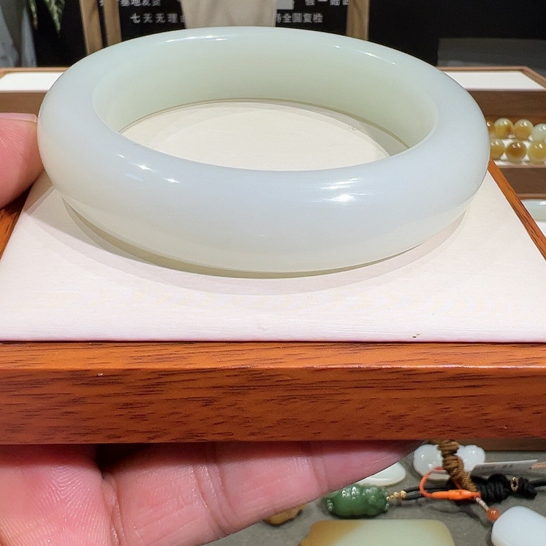 和田玉手镯未镶嵌温**光