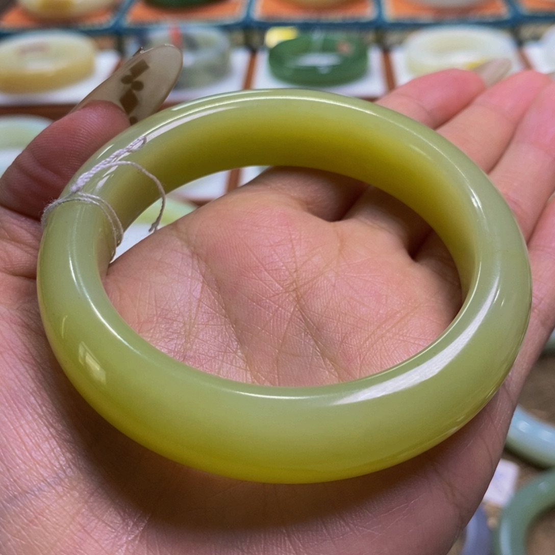 和田玉若羌鸡油黄55+未镶嵌