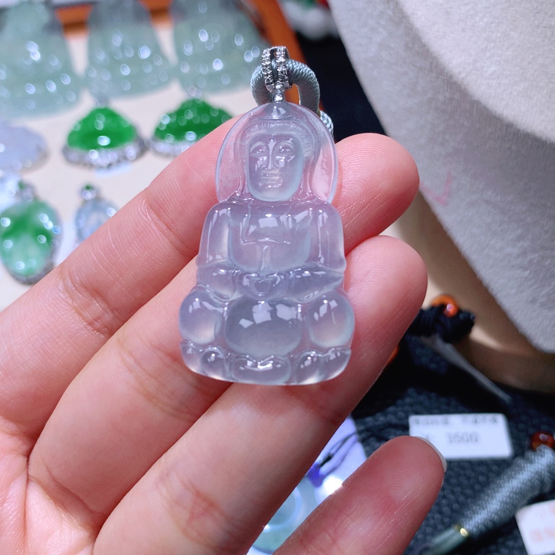 颈饰18K金镶嵌翡翠观音