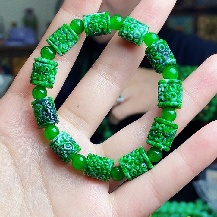 翡翠未镶嵌颈饰多样性