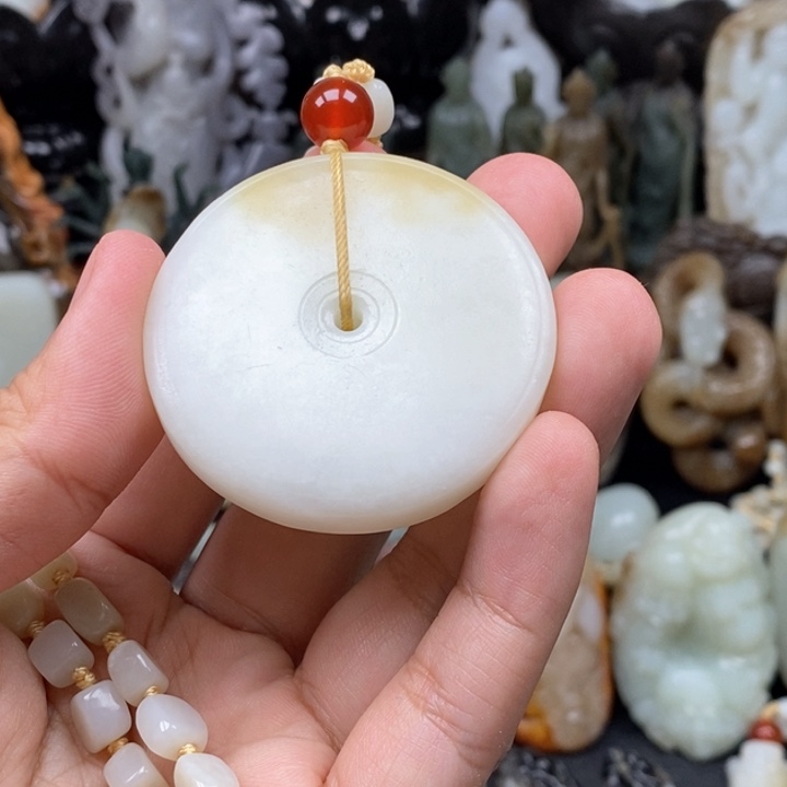 和田玉颈饰未镶嵌海****?