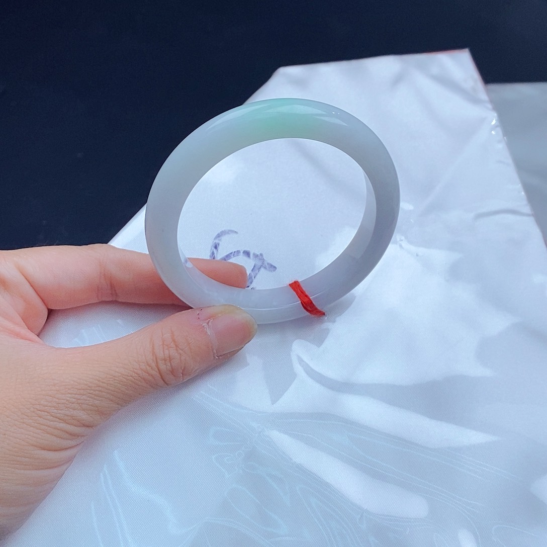 翡翠手镯未镶嵌翡翠