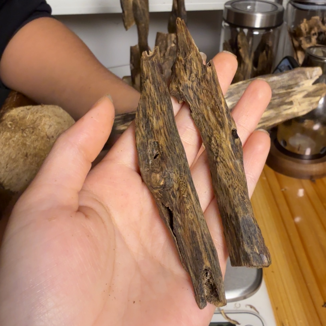 沉香绿奇虫漏香10克