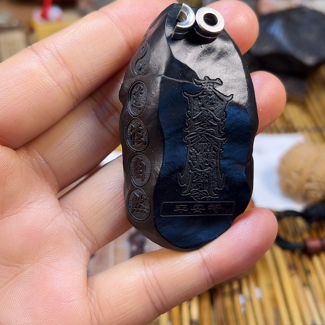 新疆原石雕刻手把件