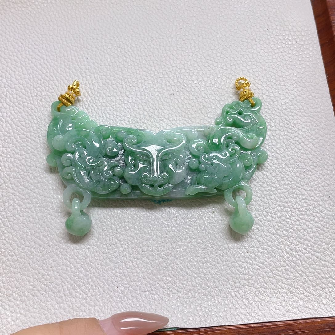 翡翠未镶嵌颈饰满绿种水弯弯