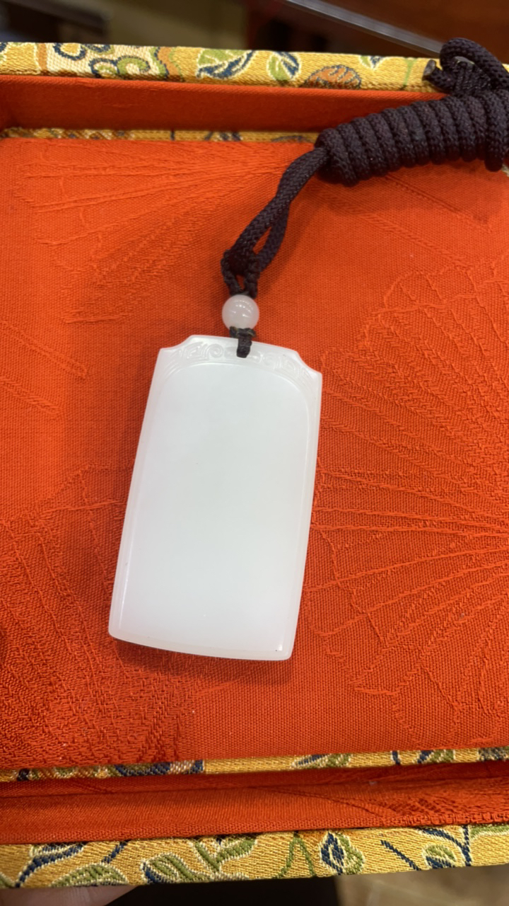 和田玉平安牌，质地细腻，色泽纯净，造型简约，牌显雅韵