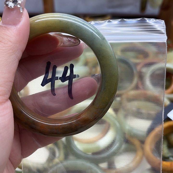 向***浅蛇纹石玉未镶嵌珠宝半成品