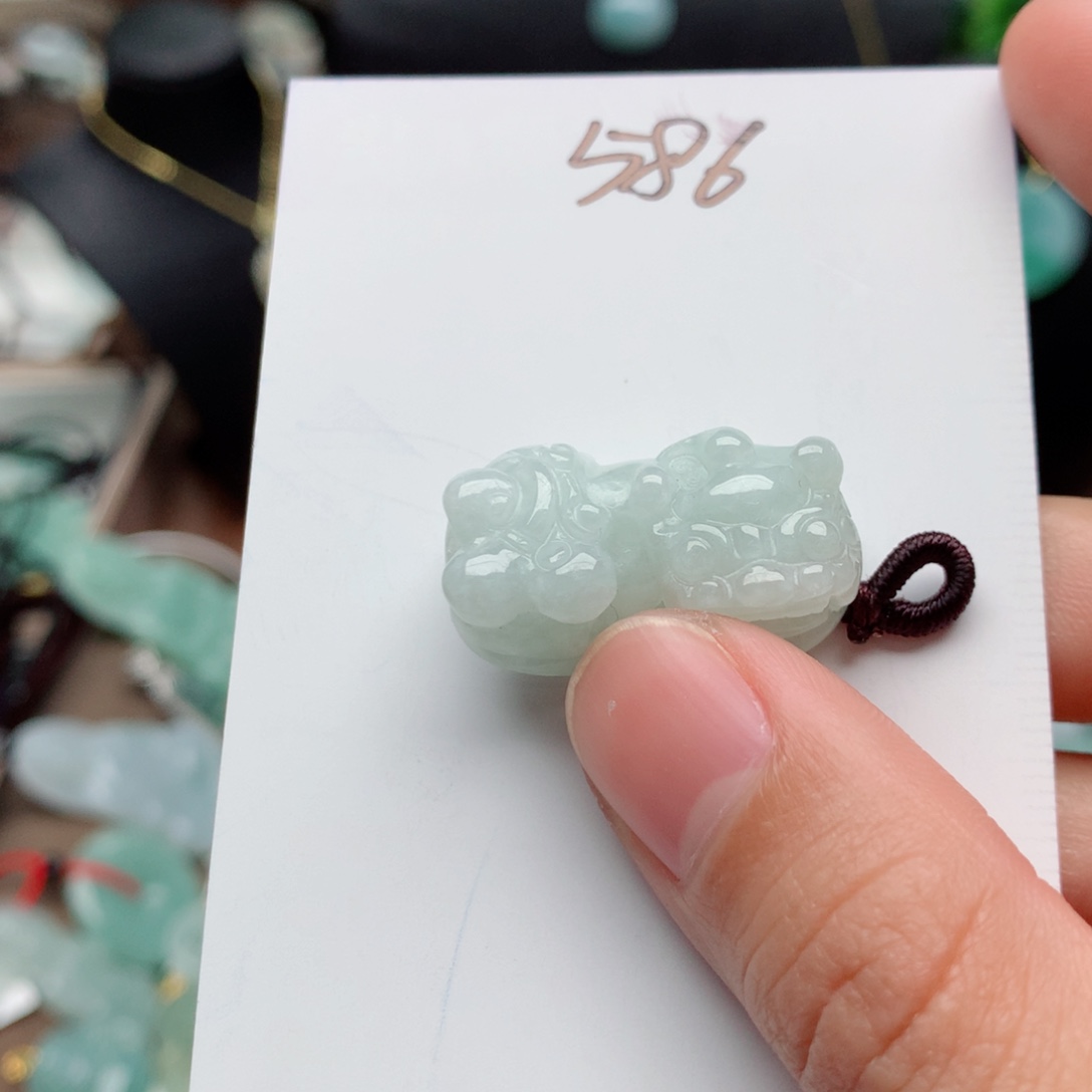 翡翠颈饰未镶嵌吊坠