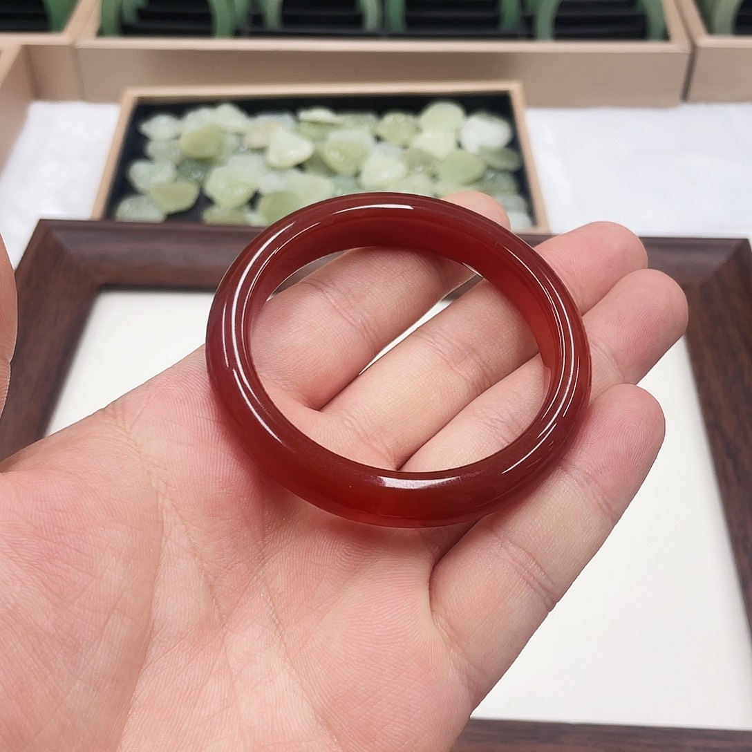 墨***言玛瑙/玉髓未镶嵌手镯