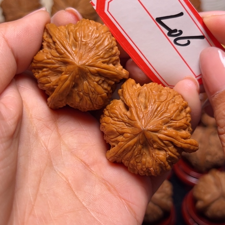 文玩核桃吊坠36绣球三棱奔06