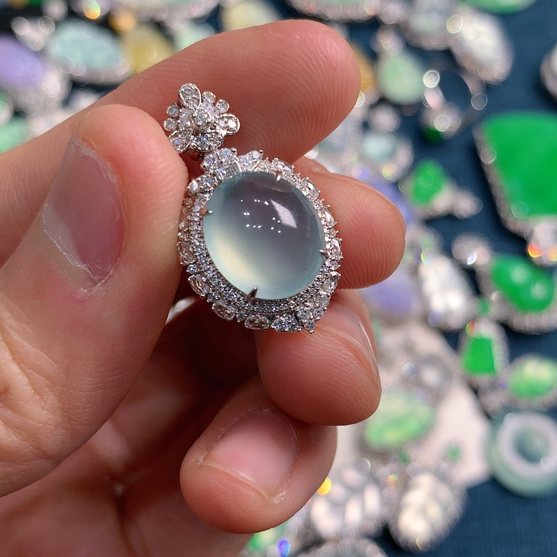 翡翠颈饰18K金镶嵌蛋面