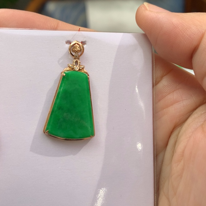 翡翠颈饰18K金镶嵌翡翠吊坠