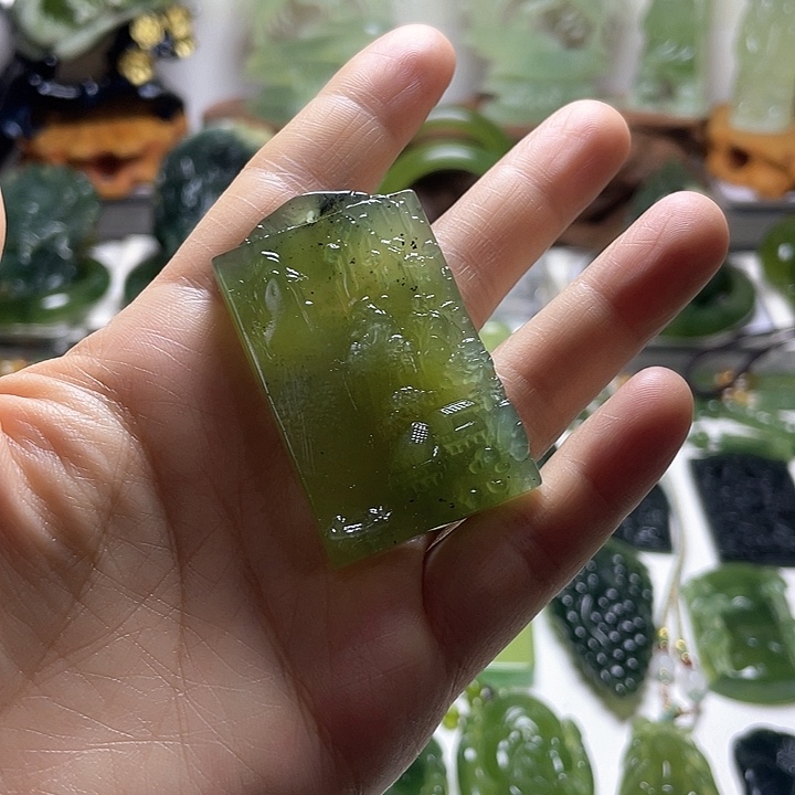 蛇纹石玉颈饰未镶嵌