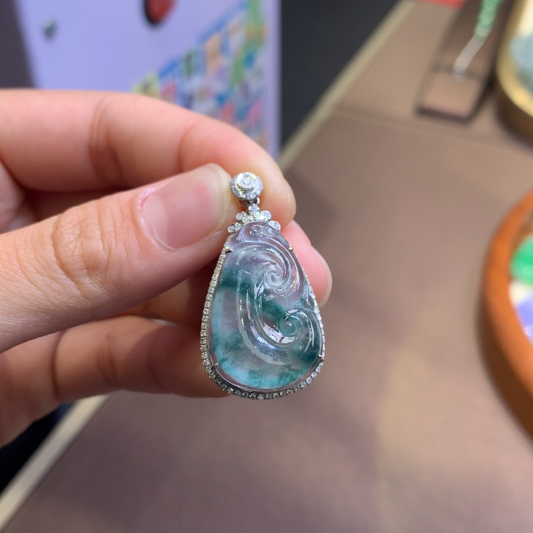 翡翠18K金镶嵌颈饰翡翠