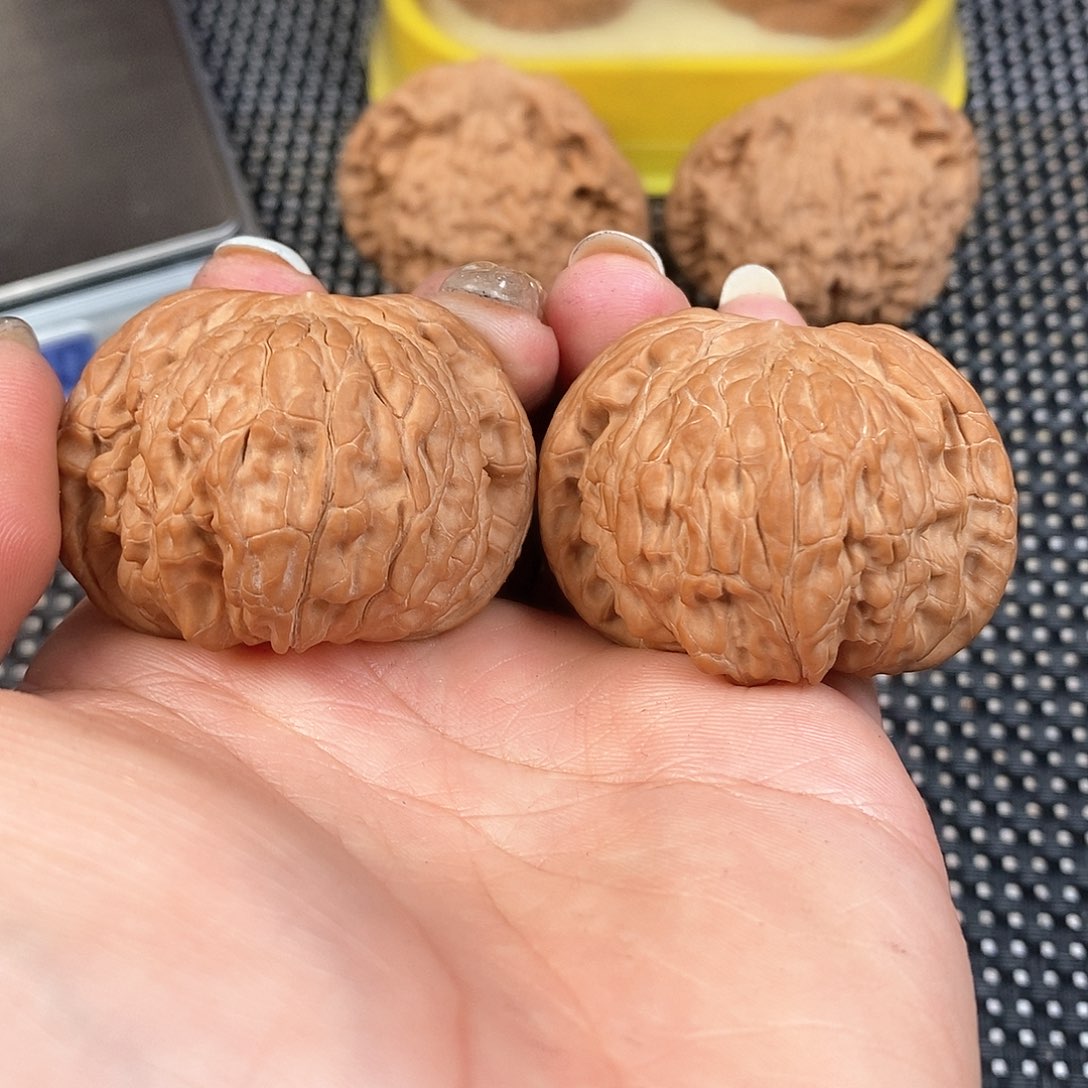 文玩核桃把件44尺红皮山地正磨