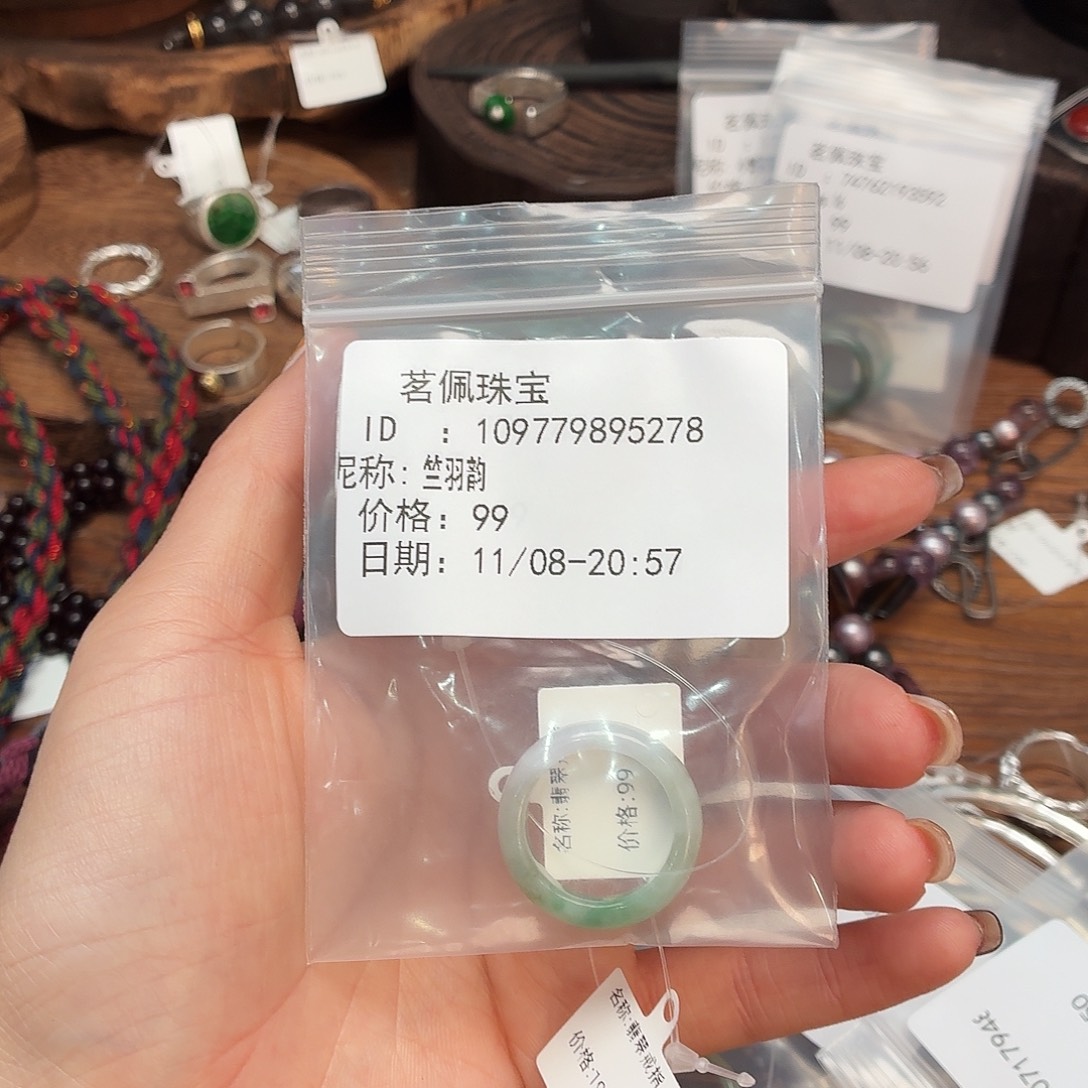 竺***韵翡翠未镶嵌挂件需要