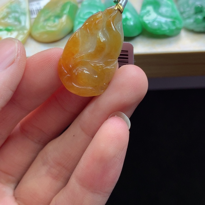 翡翠18K金镶嵌颈饰吊坠