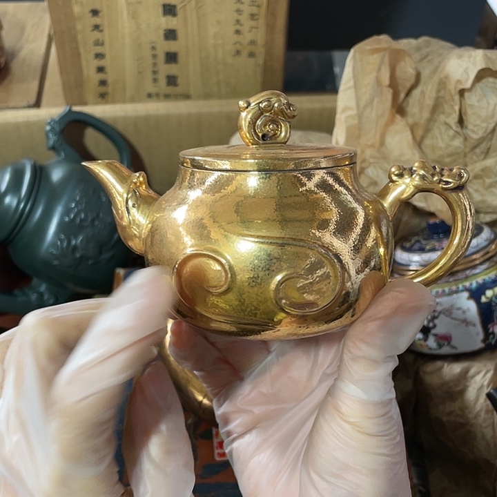 听***影紫砂茶壶原矿泥料，纯手工制作的一把紫砂壶。