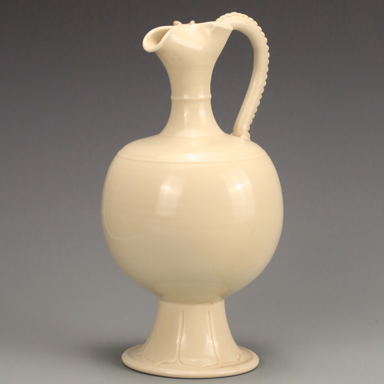 白釉长颈花口执壶