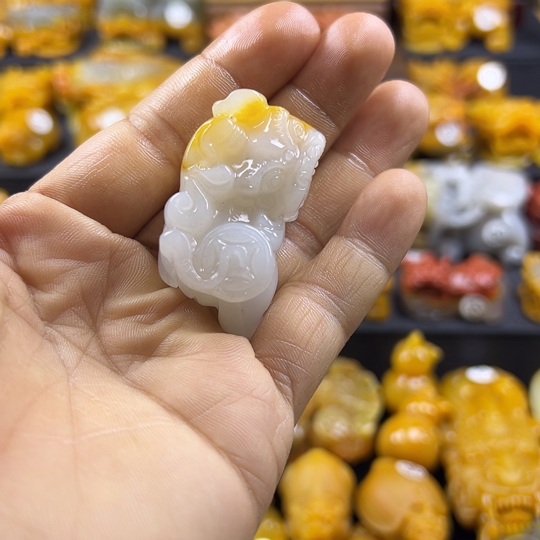 石英质玉（黄龙玉）未镶嵌颈饰