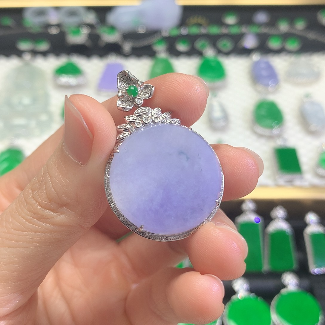 颈饰18K金镶嵌翡翠吊坠