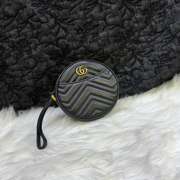 95新 GUCCI/古驰 古驰黑色波纹圆饼手拿包