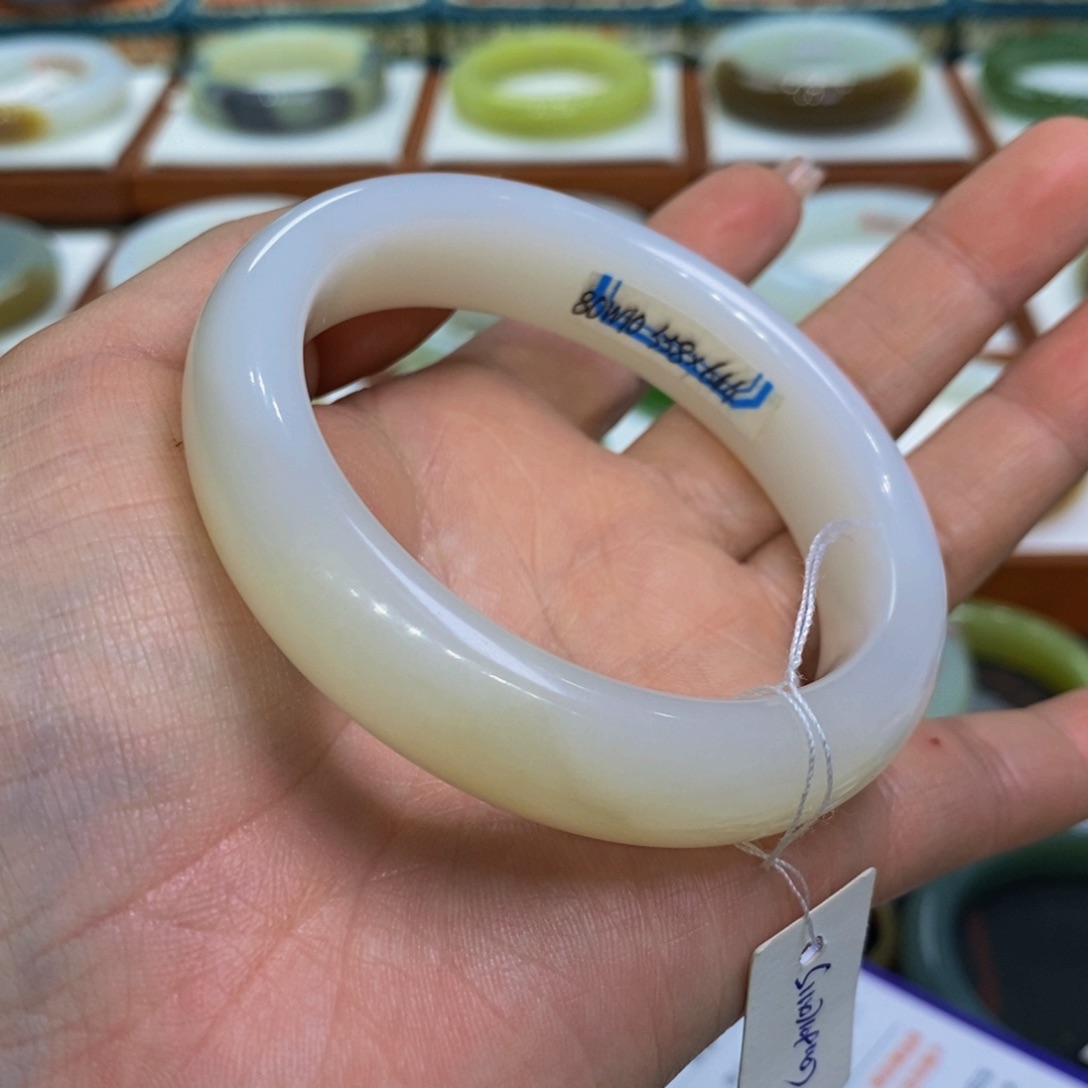 和田玉且末白飘糖56未镶嵌