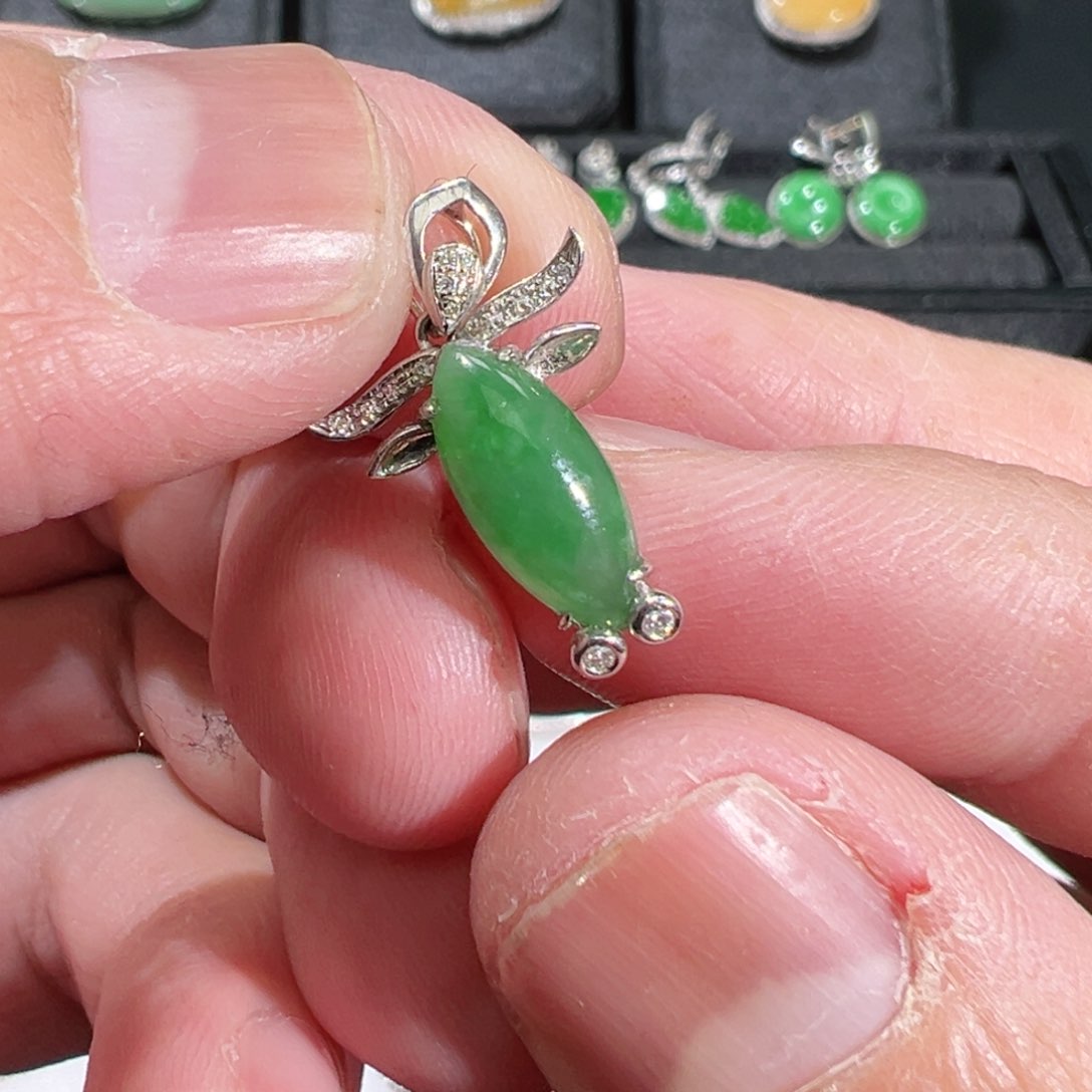 【闪购商品】翡翠吊坠(不含链)18K金镶嵌