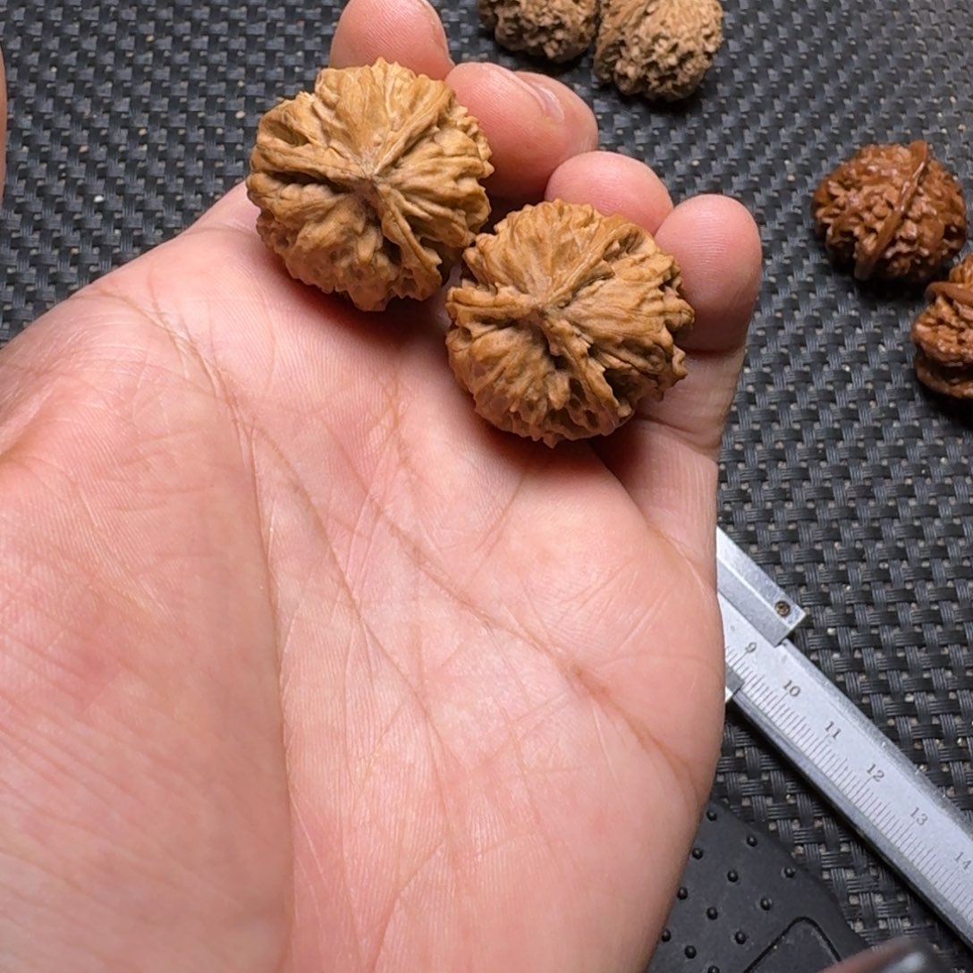 文玩核桃吊坠三棱