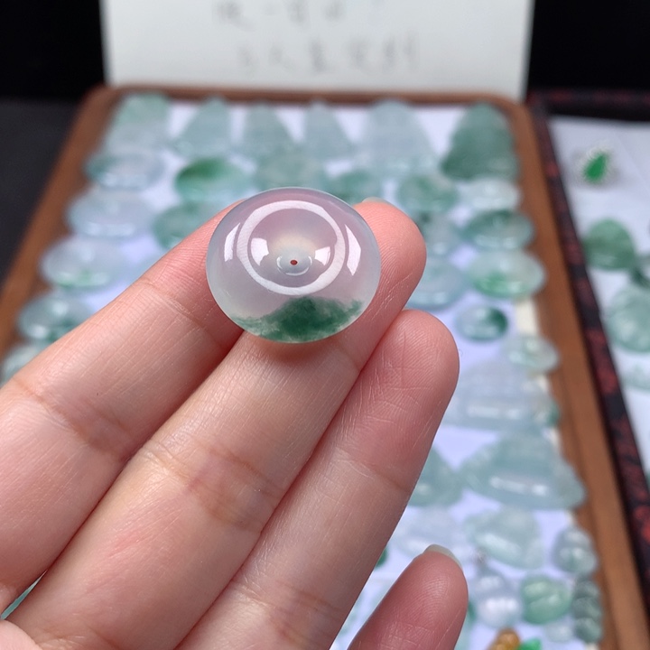 颈饰未镶嵌翡翠冰种飘花肥扣子